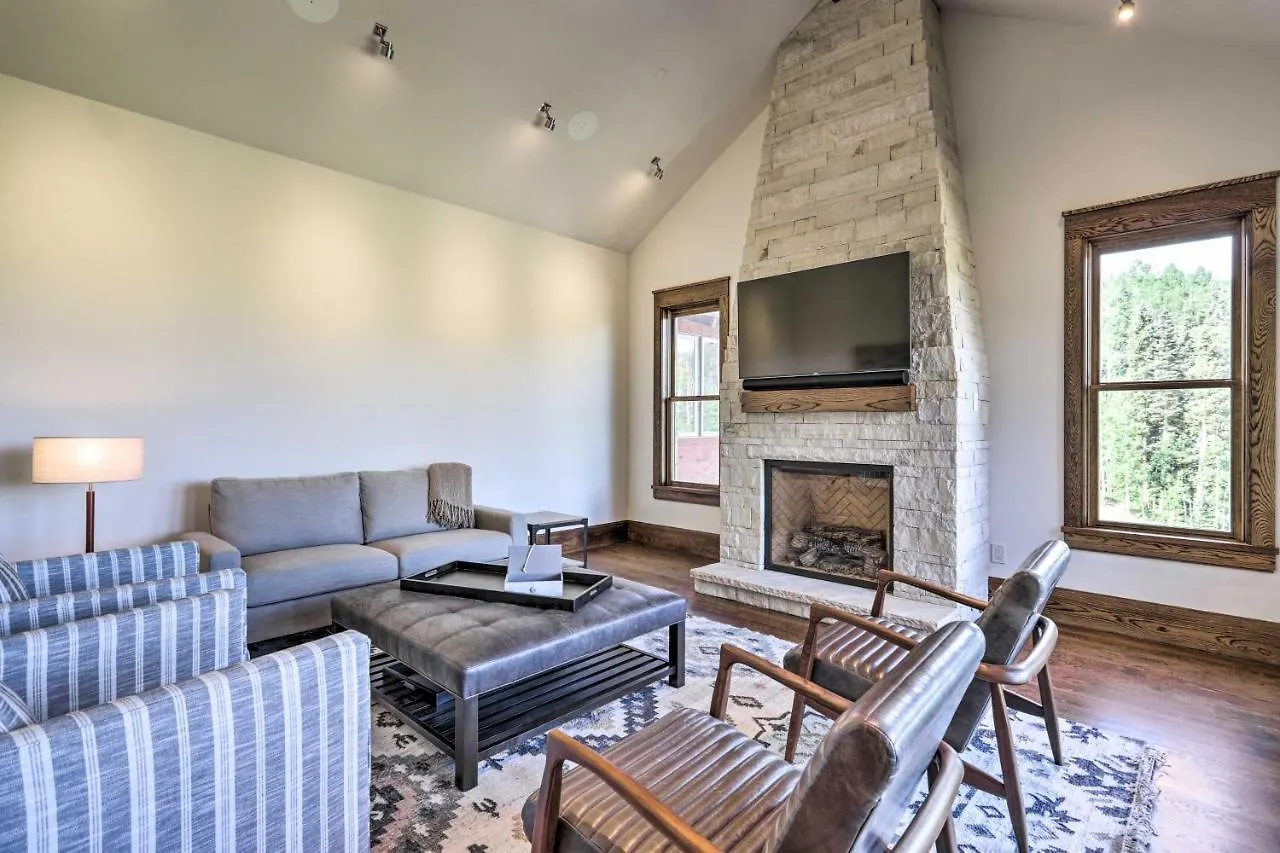 Luxurious Ski-inandski-out Penthouse! Apartment