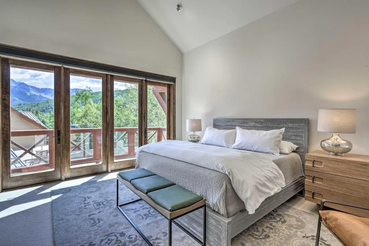 Luxurious Ski-inandski-out Penthouse!