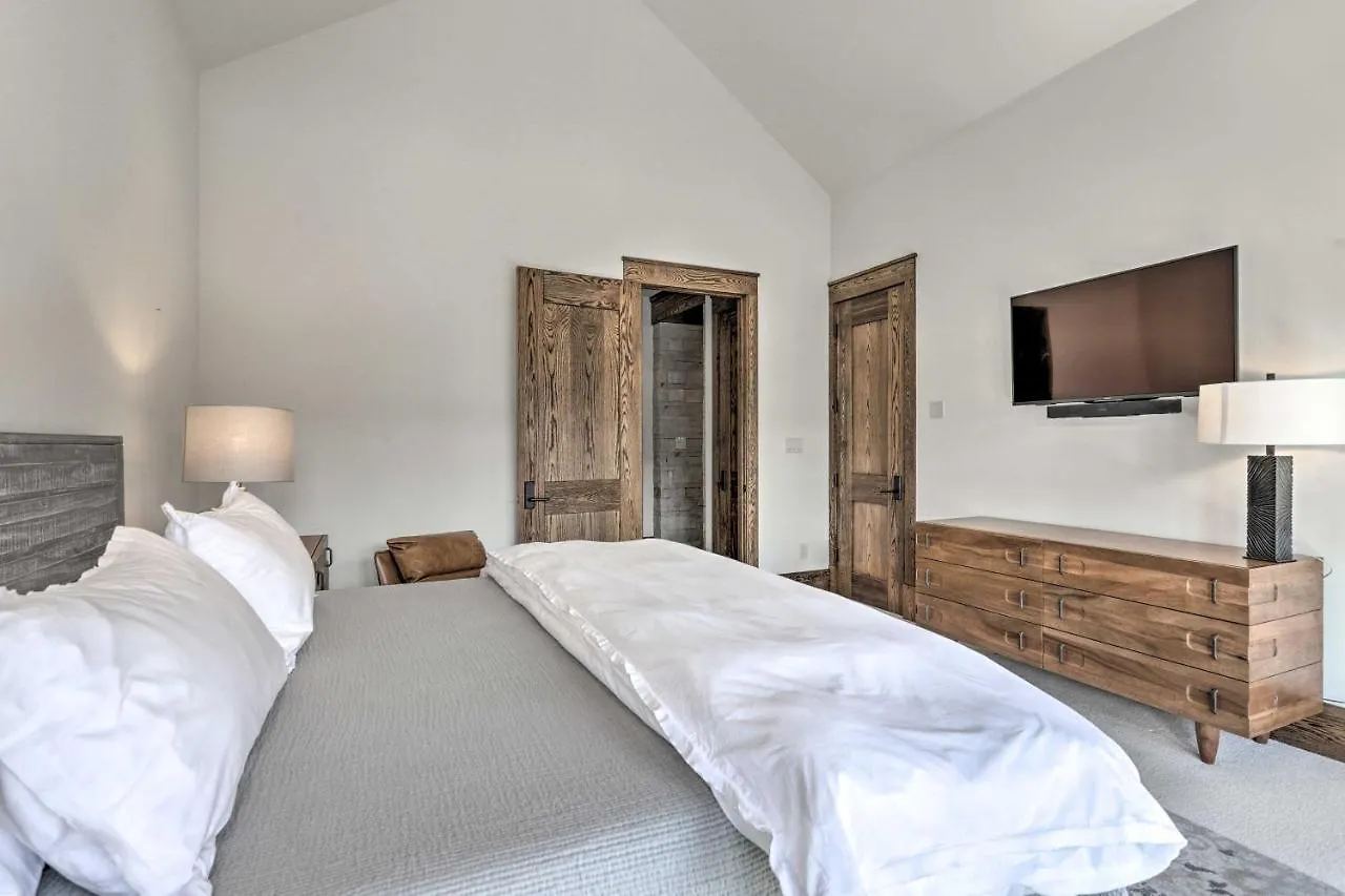 Luxurious Ski-inandski-out Penthouse! *
