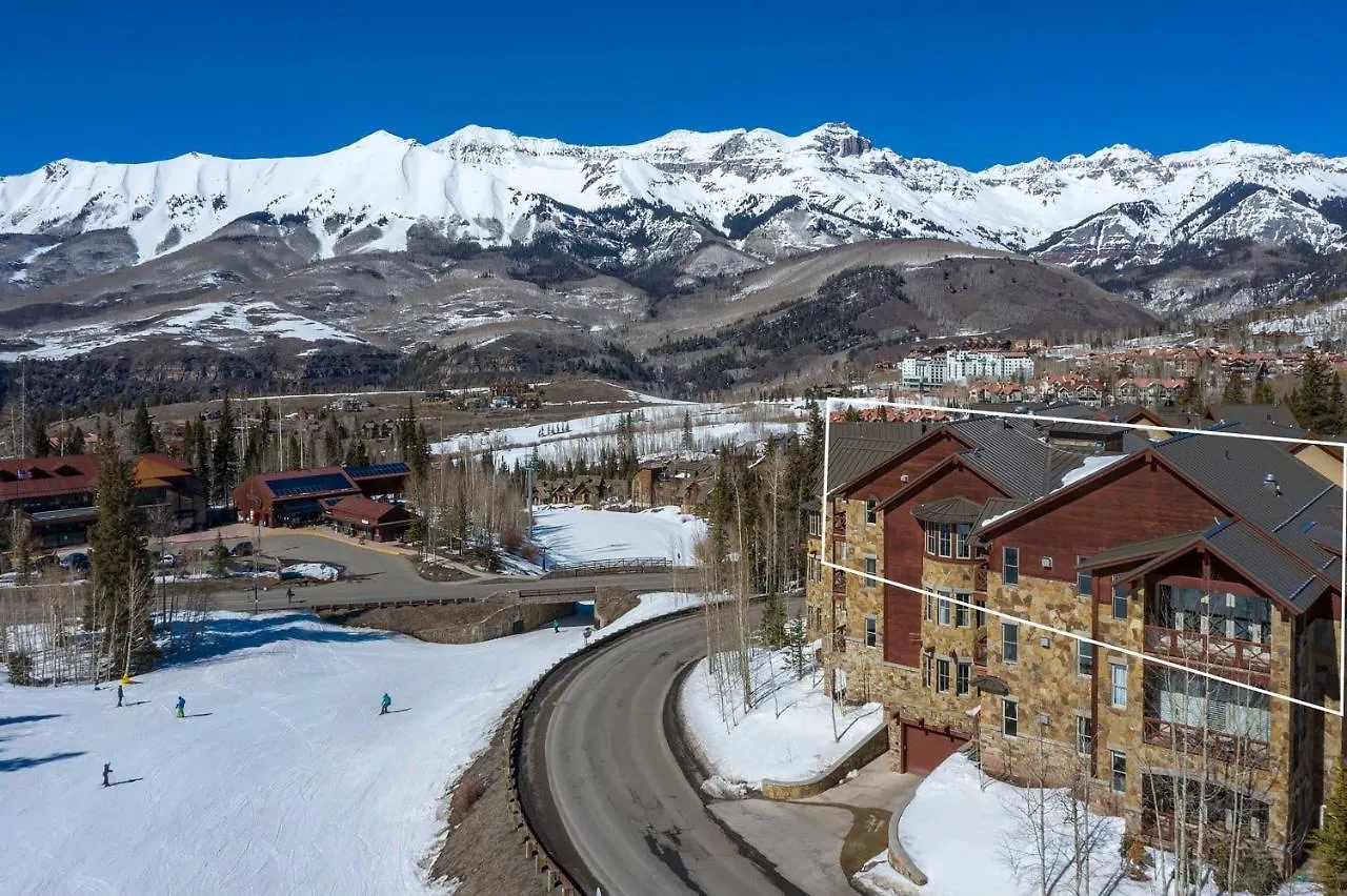 Luxurious Ski-inandski-out Penthouse!