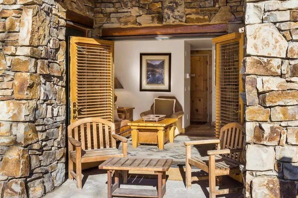 Aparthotel Blue Collar Boutique: Affordable Adventure