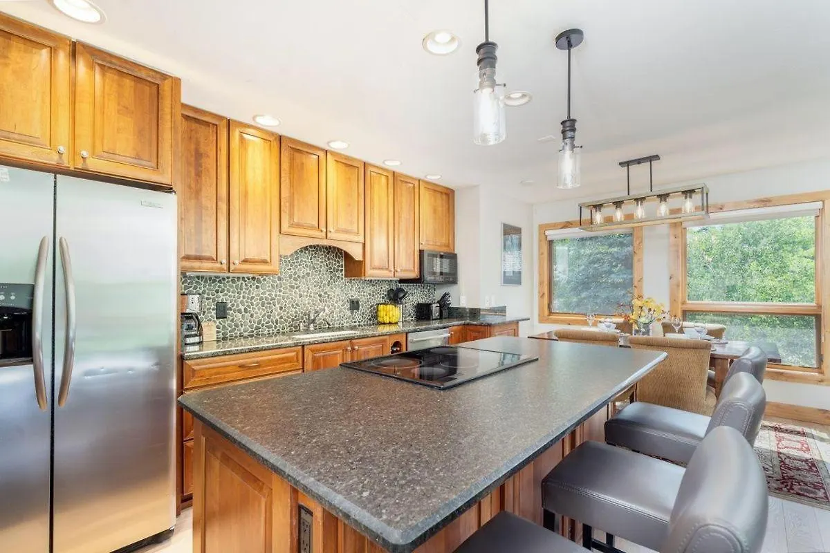 Apartment True In Out - Sun-drenched, Floor - Ajax Views, Deck, Garage Parking *