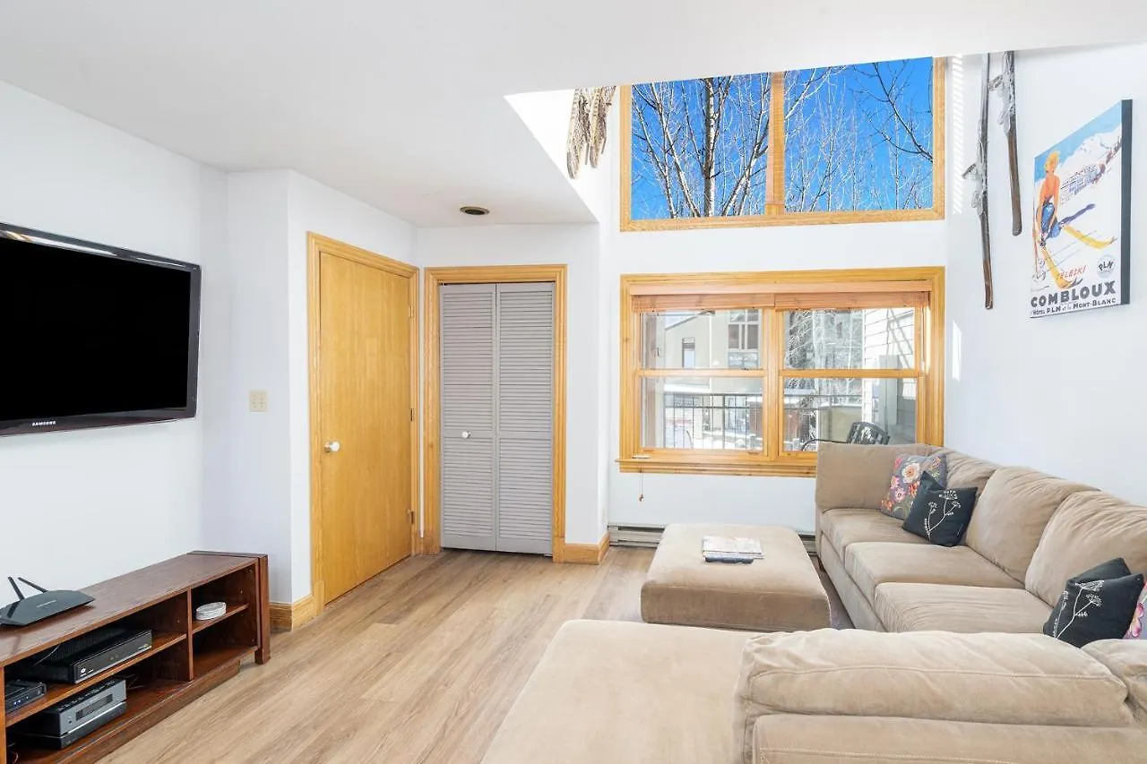 Apartment In Out Lift 7! Deck, Hot Tub, Garage Parking