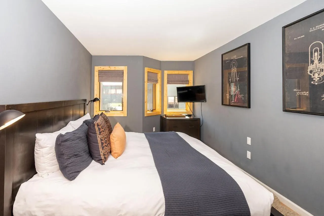 Chic Condo, Short Walk To Lift 7, Covered Parking Apartment *