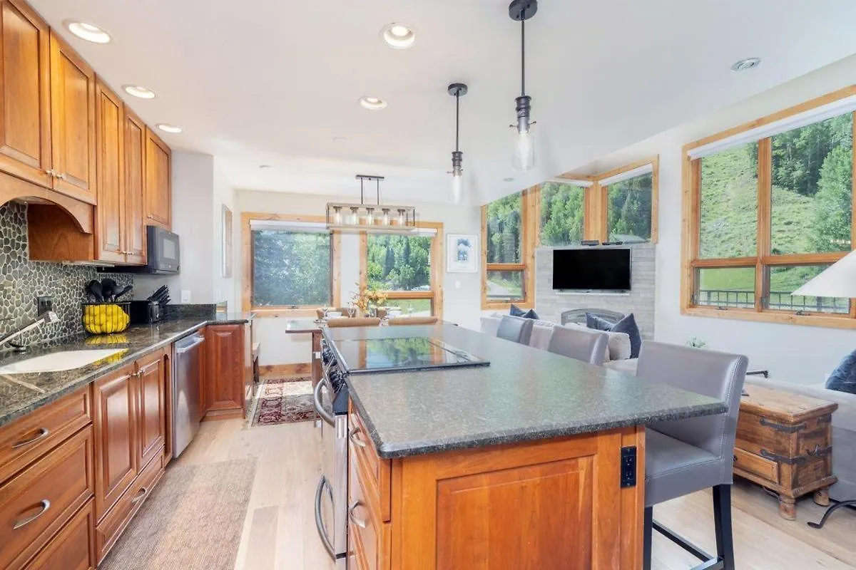 True In Out - Sun-drenched, Floor - Ajax Views, Deck, Garage Parking Apartment