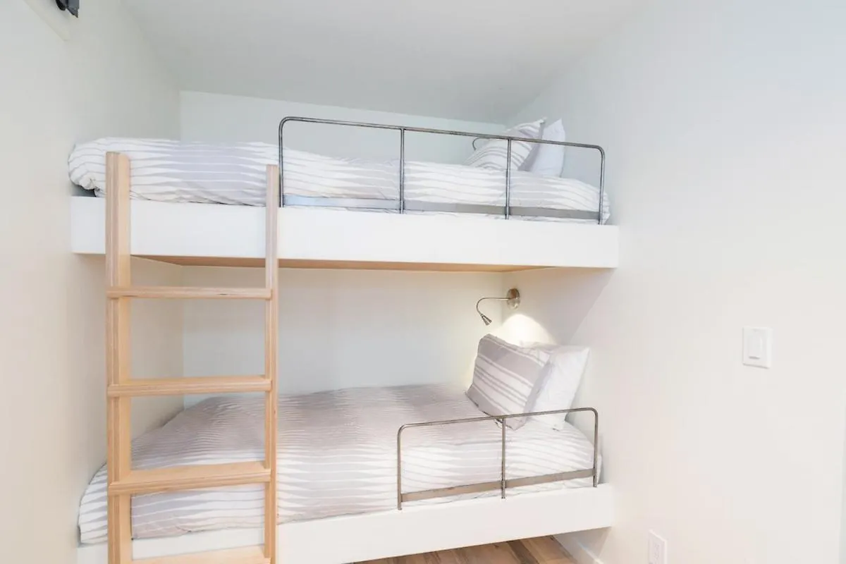 Apartment Chic, Modern - Walk Anywhere Viking 206