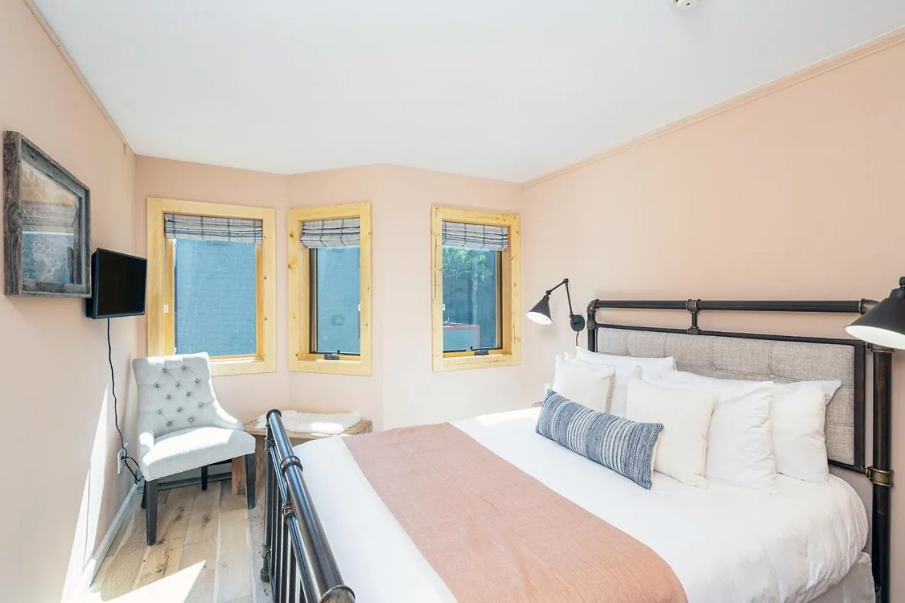 Chic Condo, Short Walk To Lift 7, Covered Parking Apartment