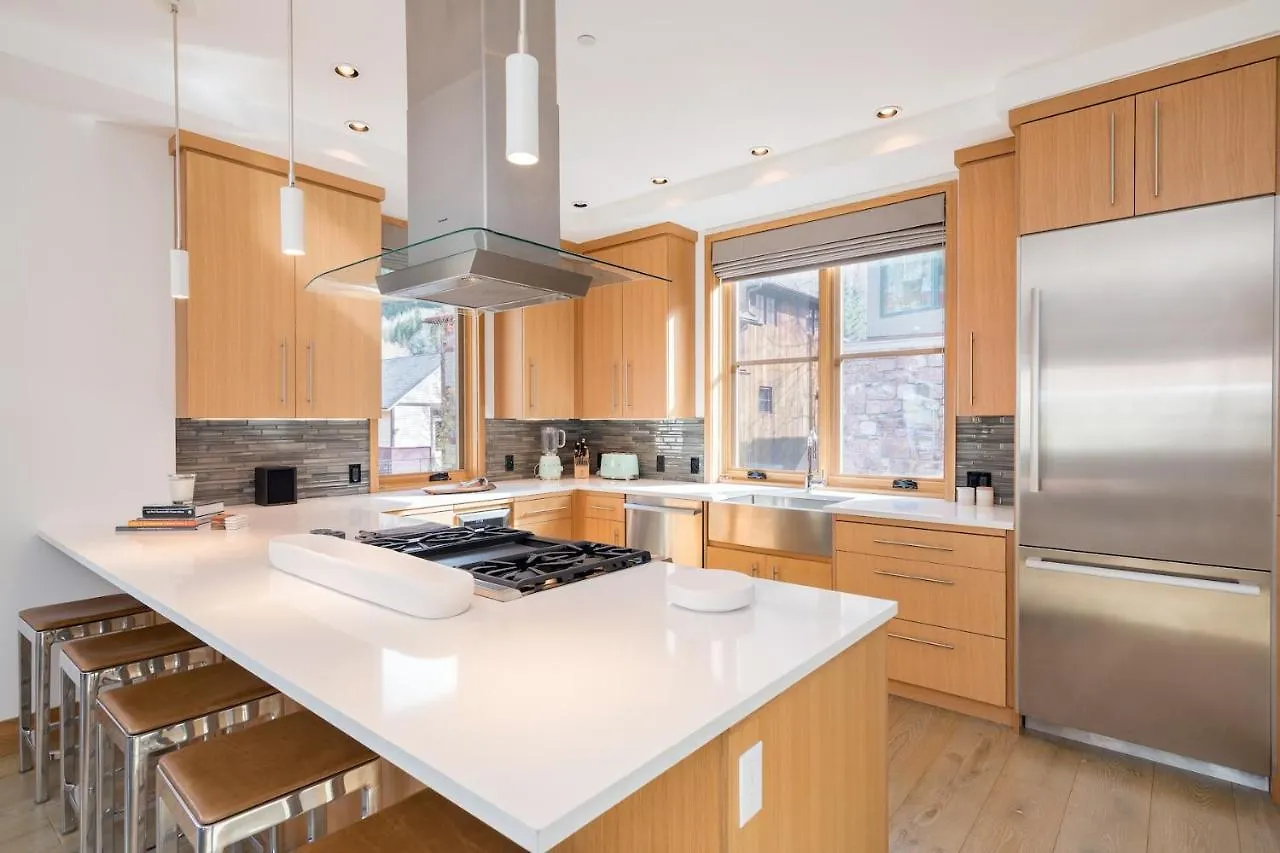 Holiday home Depot Luxury Townhome: Rooftop Hot Tub & Gondola Access *