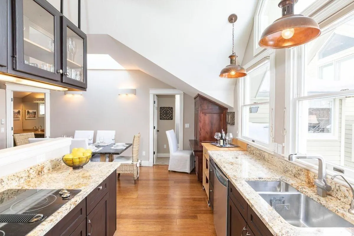 Peaceful Home-like - Spacious, Private Deck, Fireplace *