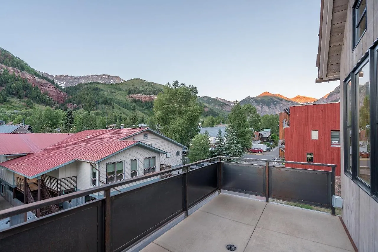 Depot Luxury Townhome: Rooftop Hot Tub & Gondola Access