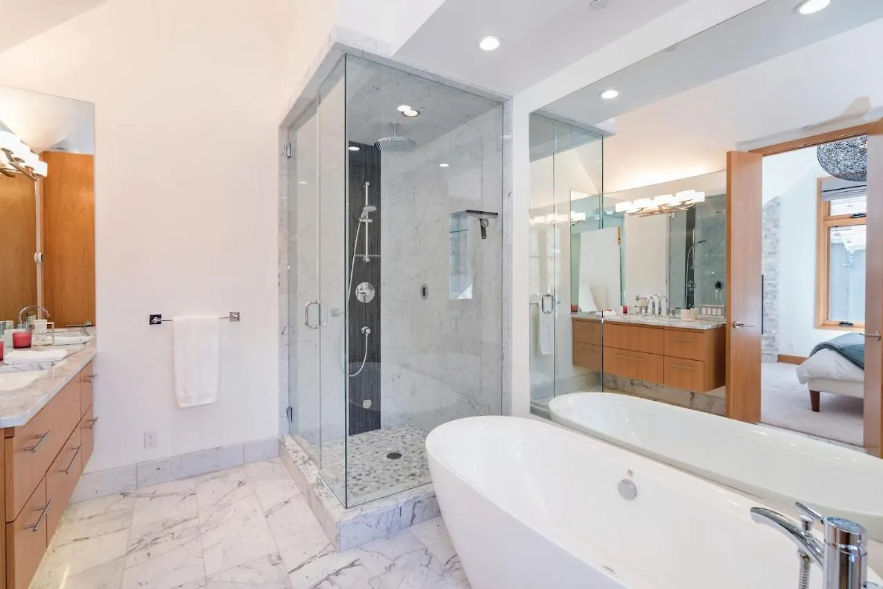 Holiday home Depot Luxury Townhome: Rooftop Hot Tub & Gondola Access *