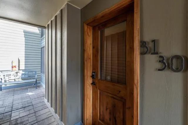 In Out Lift 7! Deck, Hot Tub, Garage Parking Apartment