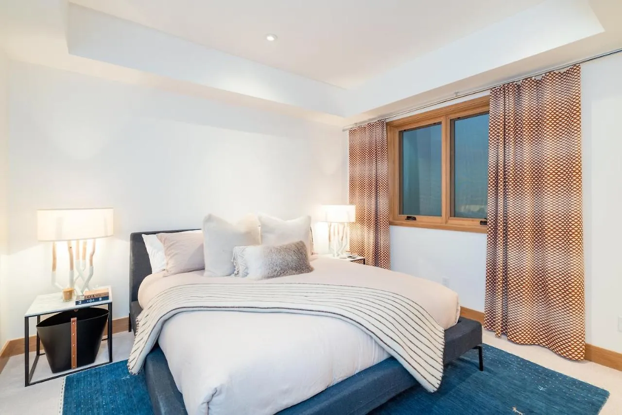 Depot Luxury Townhome: Rooftop Hot Tub & Gondola Access *
