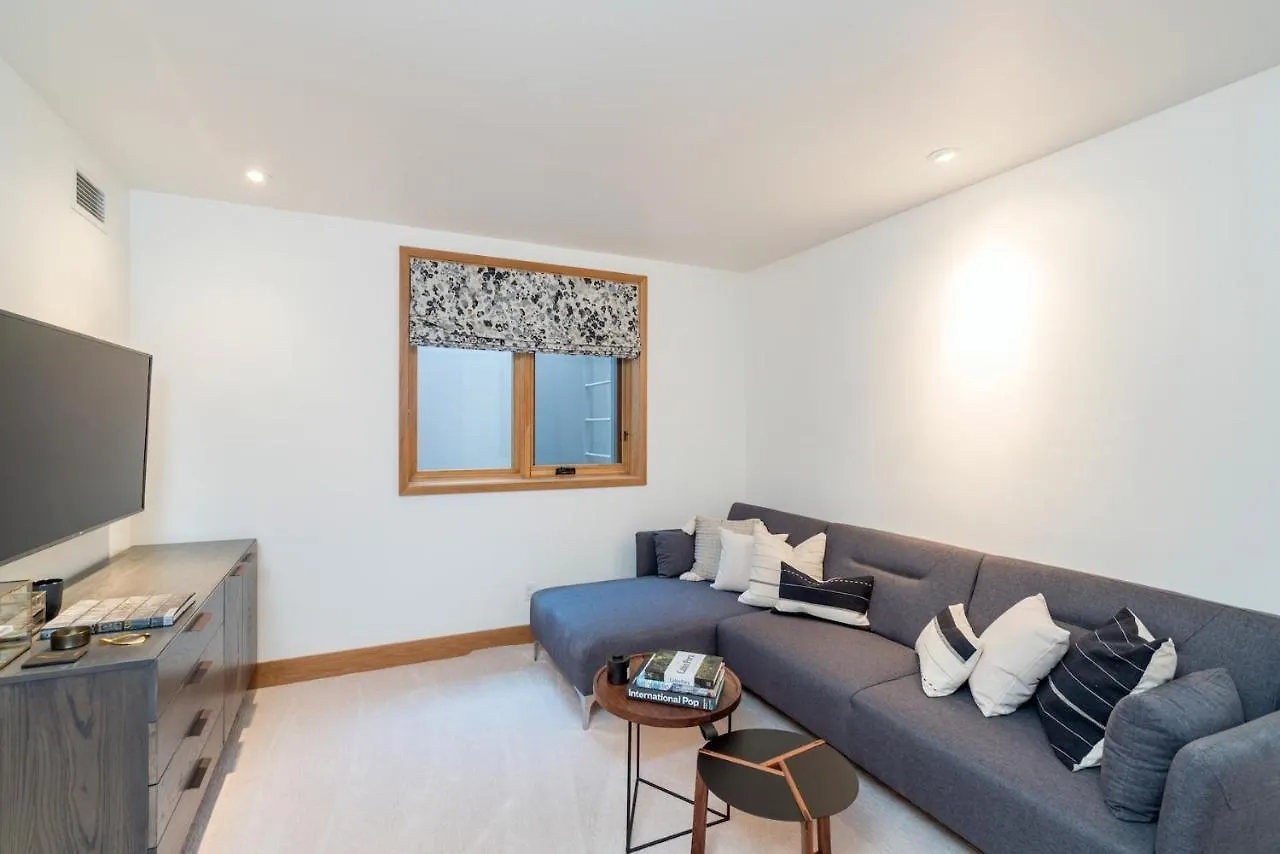 Depot Luxury Townhome: Rooftop Hot Tub & Gondola Access *