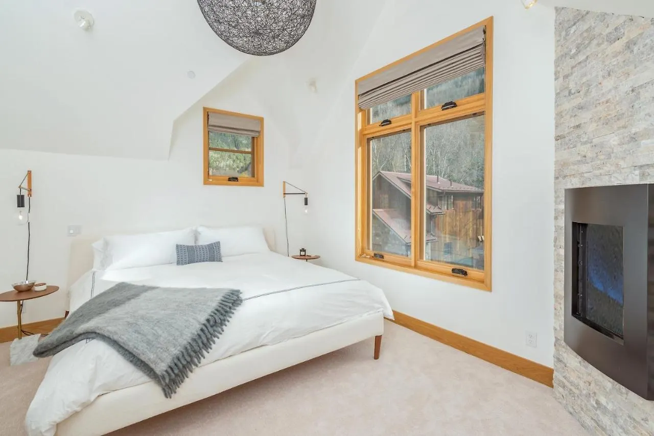 Holiday home Depot Luxury Townhome: Rooftop Hot Tub & Gondola Access