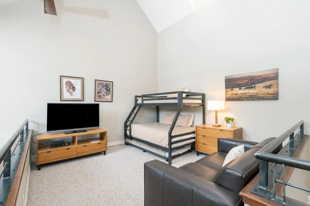 Slopeside Paradise Penthouse At Lift 7, Views, Fireplace, Deck, Hot Tub Apartment