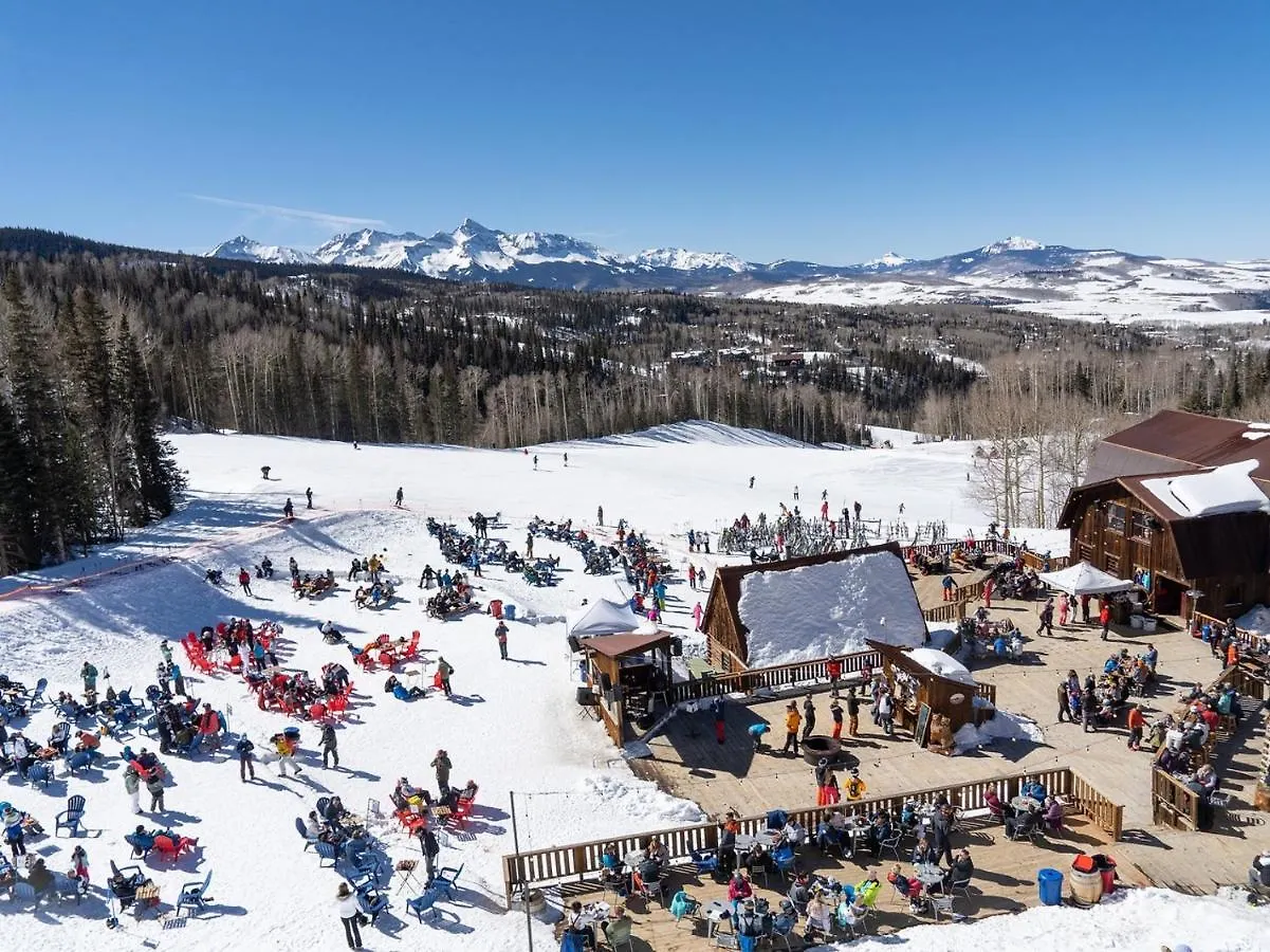 Walk To Ski, Stylish & Bright! Ground Floor, Hot Tub, Pool