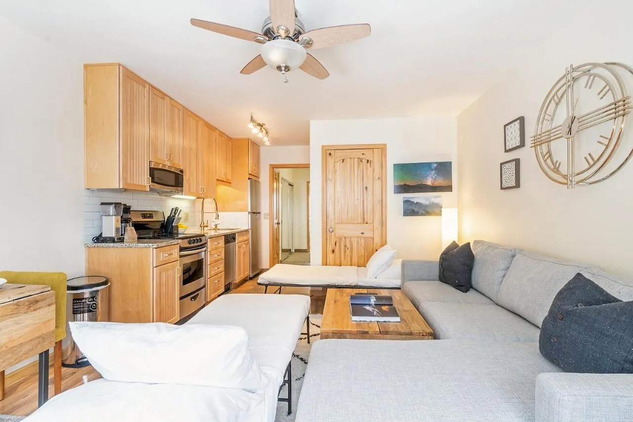 Modern Comfort On River Trail - Mountain Views, Hot Tub Apartment