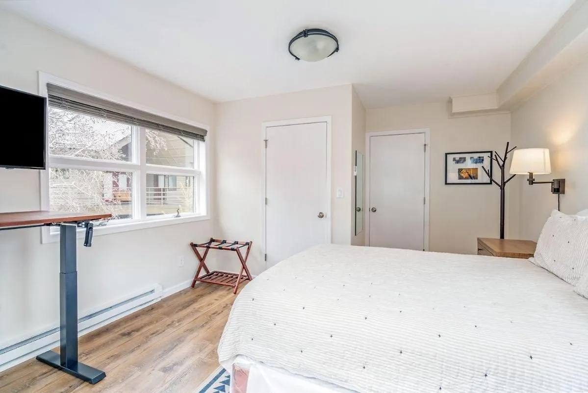 Cloud Nine, Walk To Gondola, Floor On River & Hot Tub Apartment