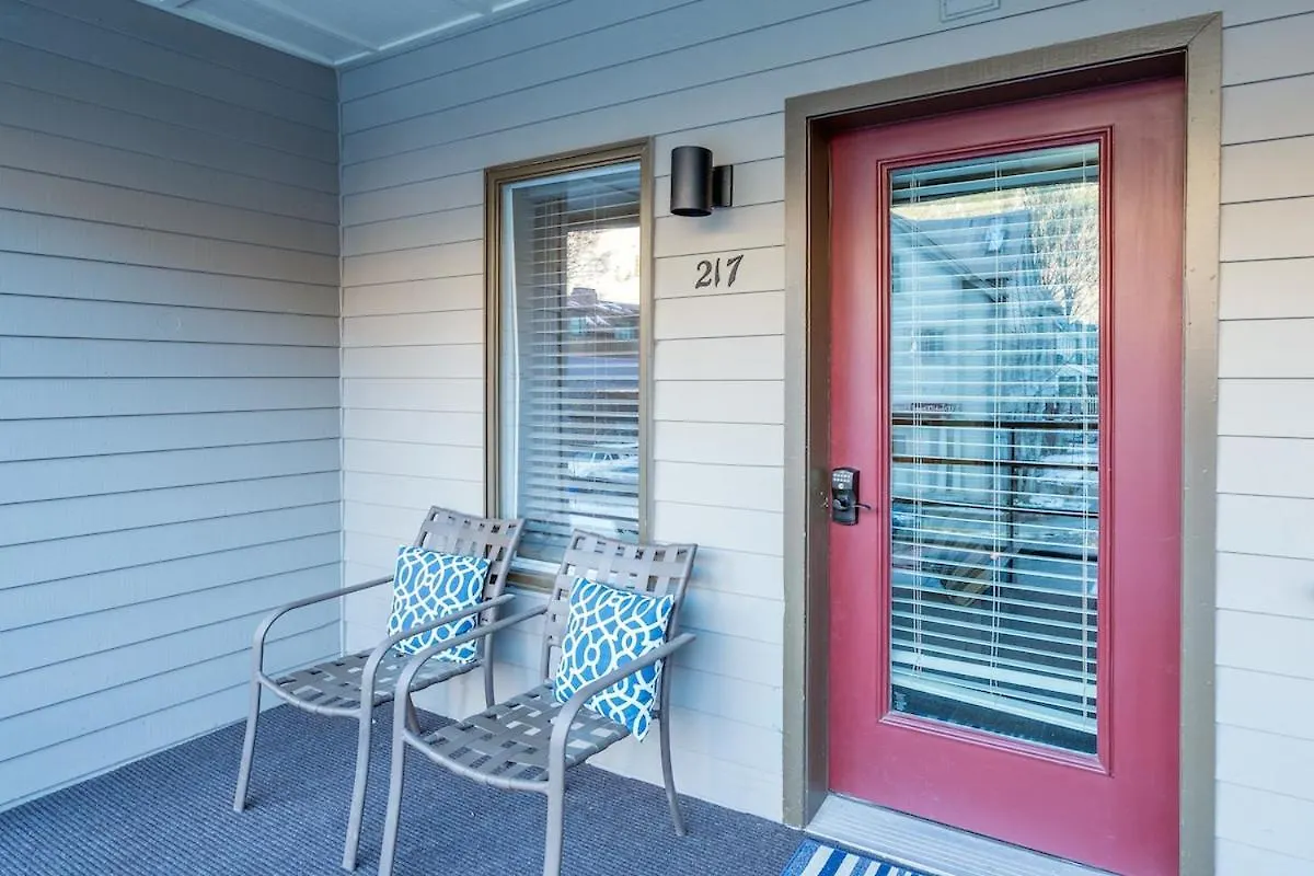 Apartment Riverfront, Blocks To - Mtn Views, Hot Tub At Viking 217