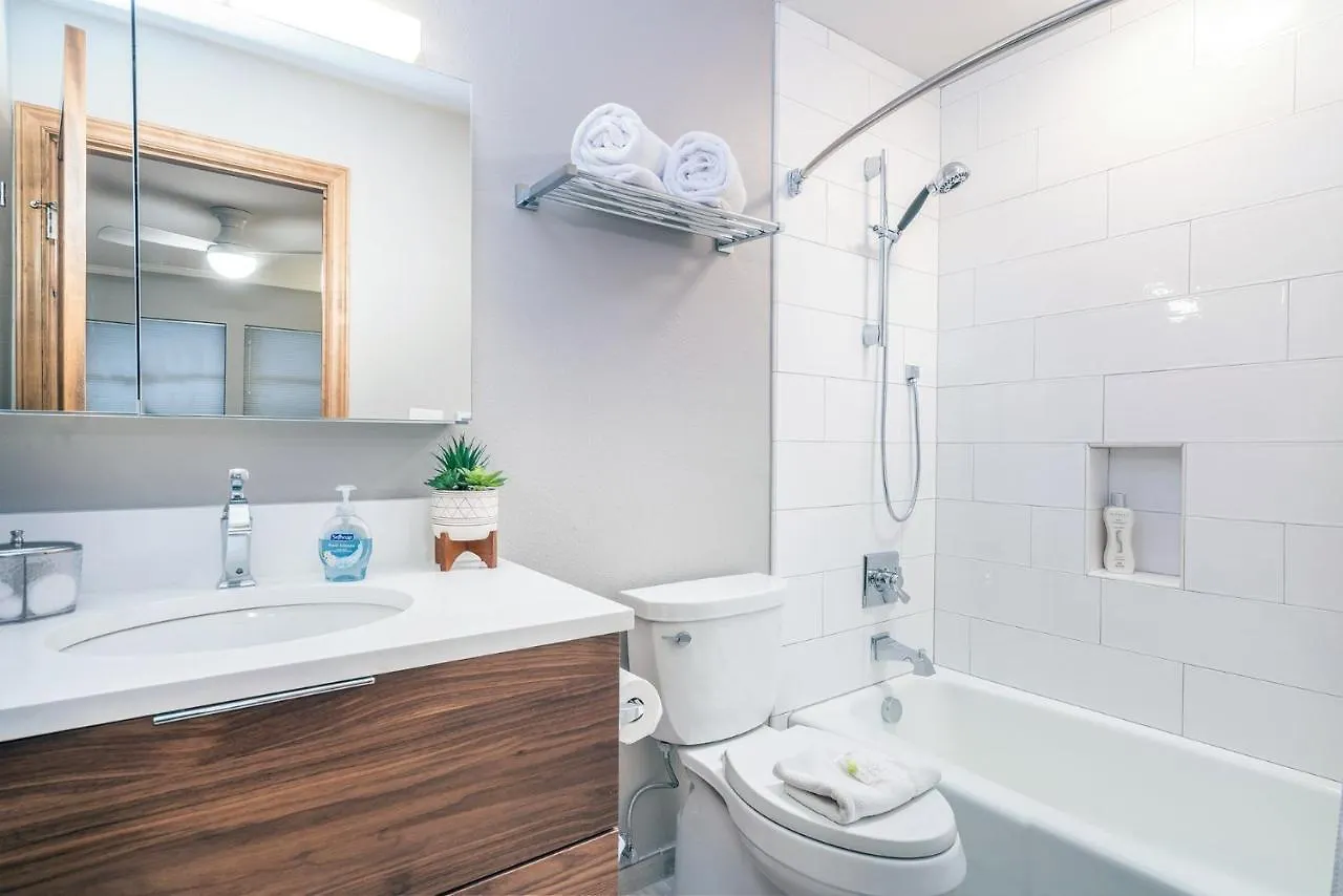 Apartment West End Winner - Hot Tub, Parking, Open Kitchen & Living Space