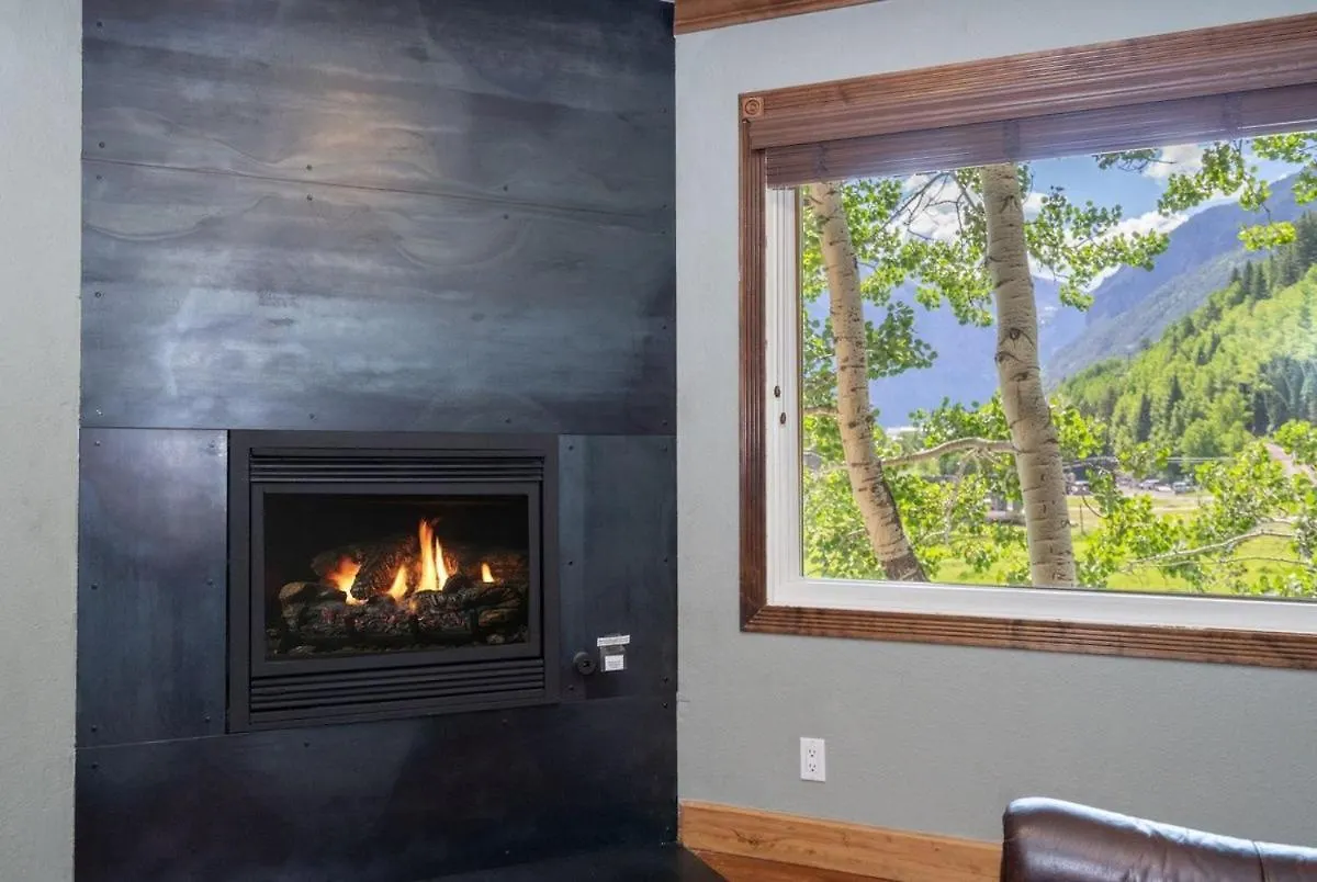 Sunny Condo, Box Canyon Views, Pool & Hot Tub * Telluride
