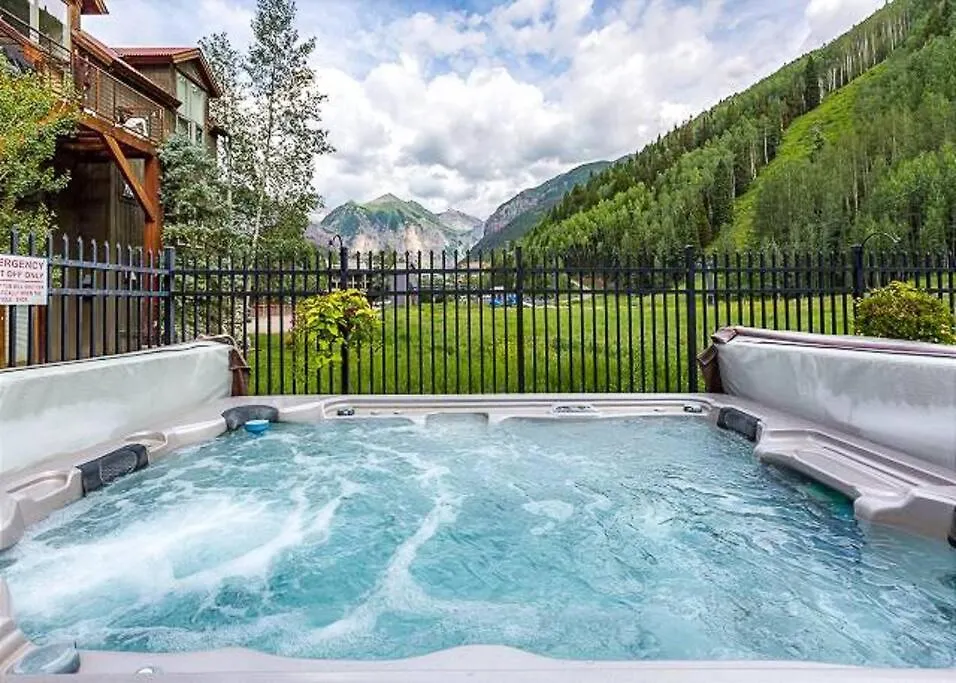 Premier Downtown With Pool, Hot Tub & Parking Apartment