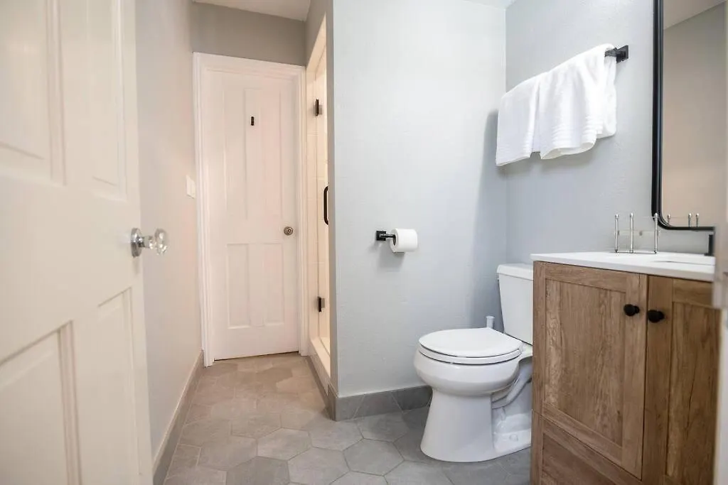 Premier Downtown With Pool, Hot Tub & Parking *