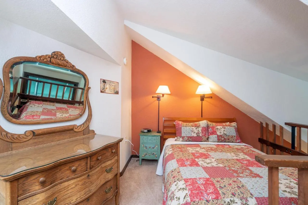 Manitou 8 By Alpine Hotel