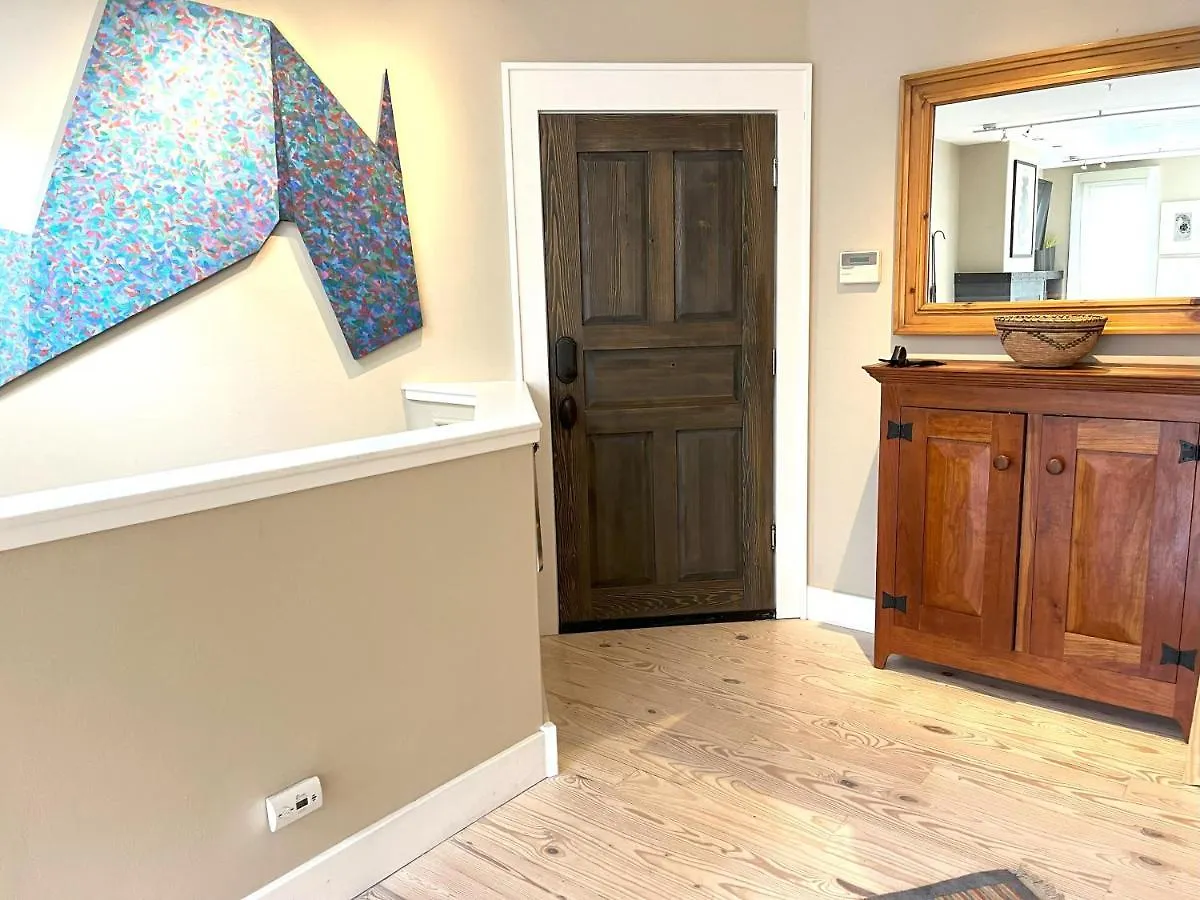 Penthouse #2 At Diamondtooth - Location And Views! Apartment