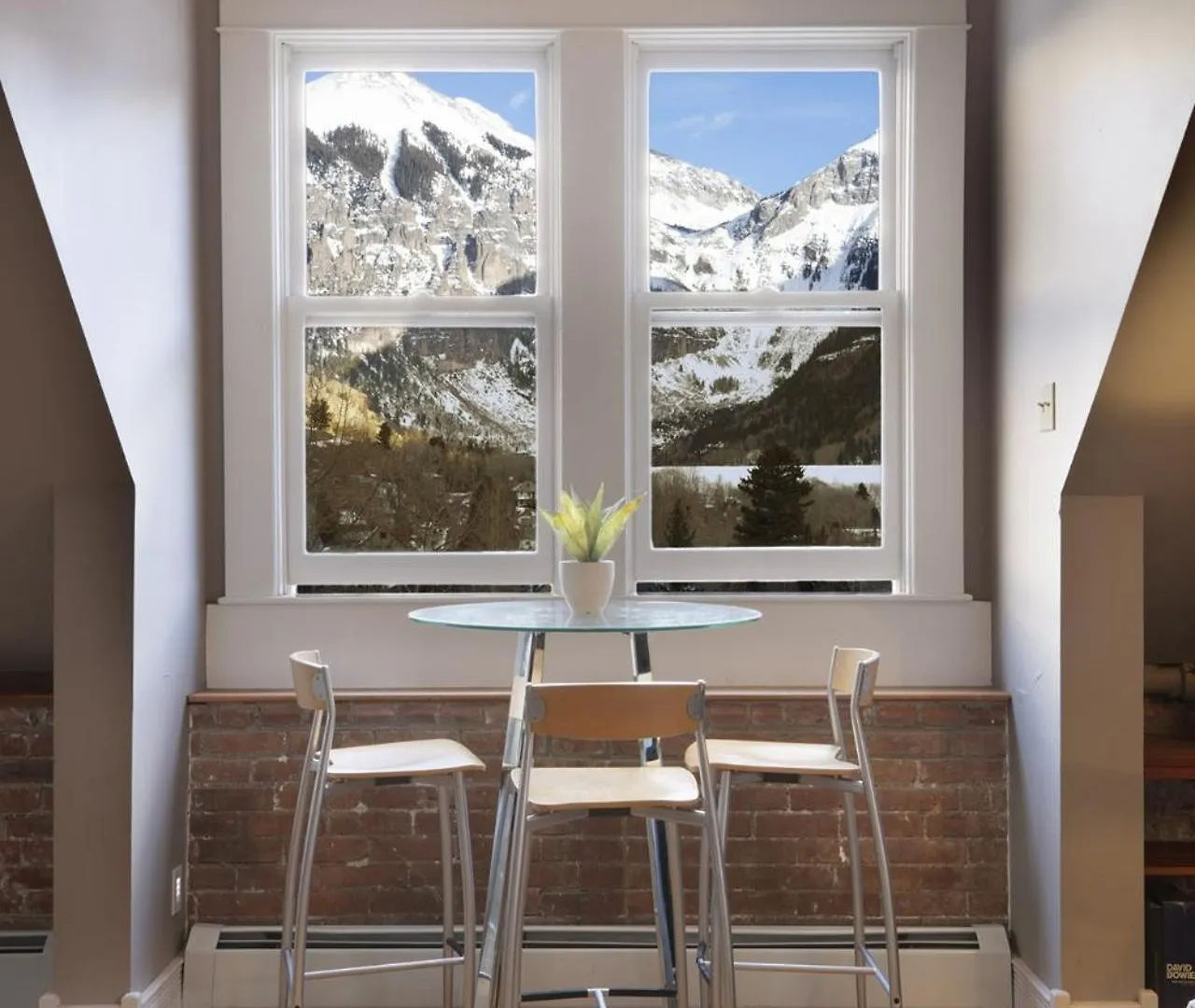 Ajax Loft Apts *