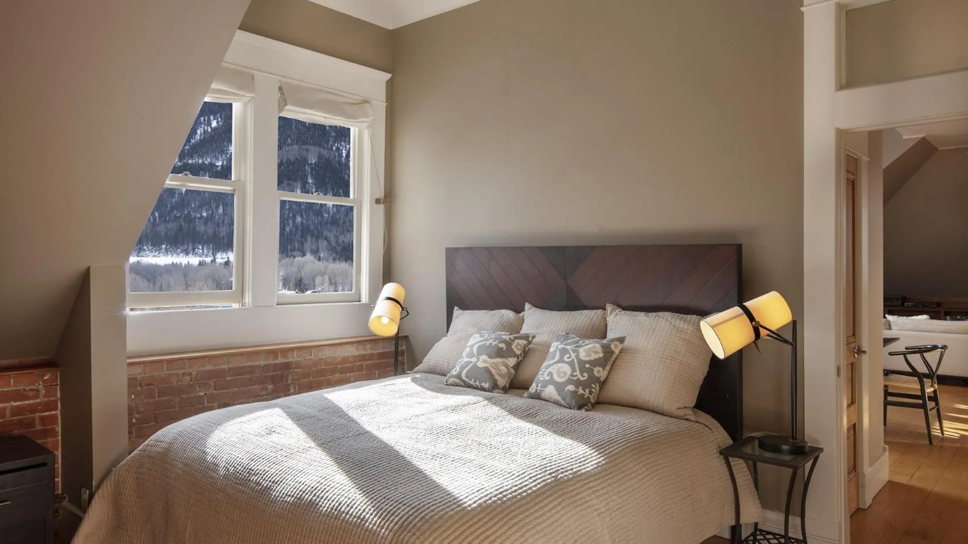 Ajax Loft Apts *