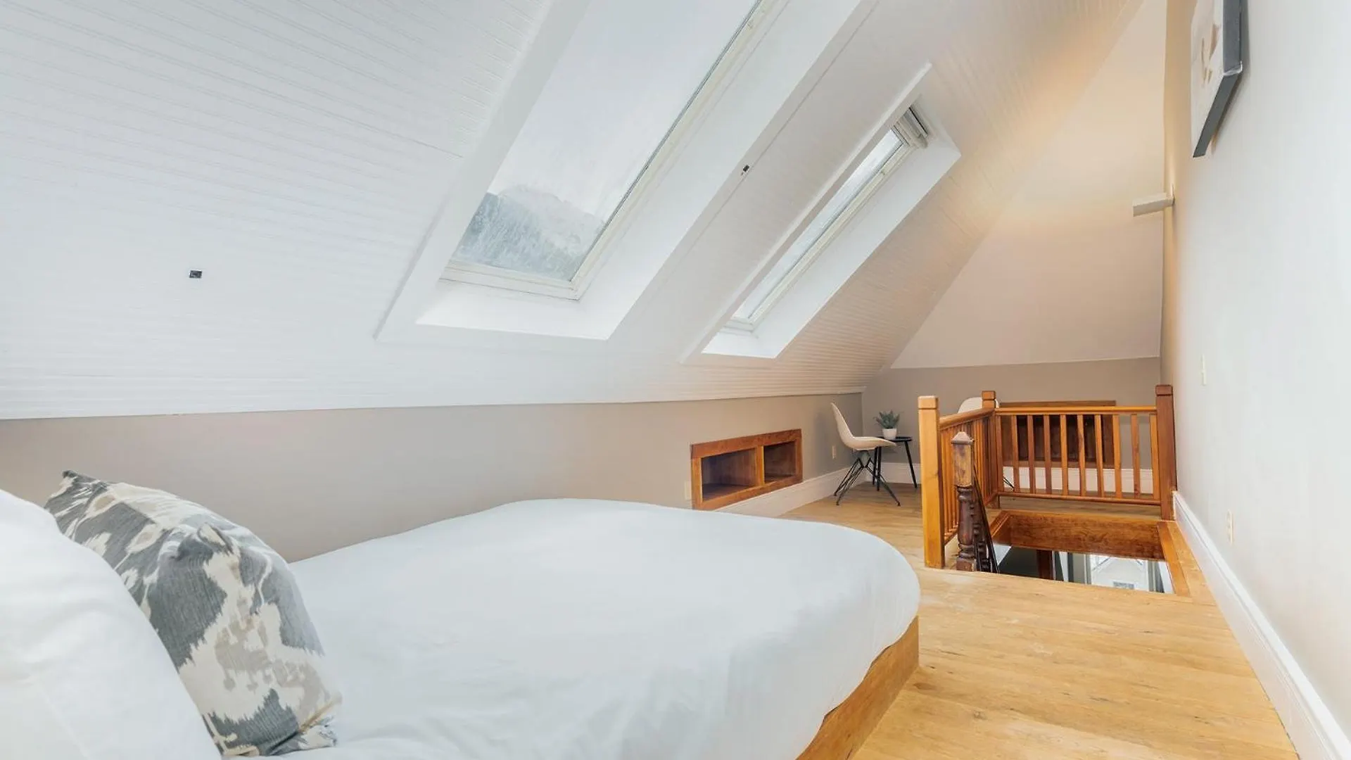 Ajax Loft Apts *