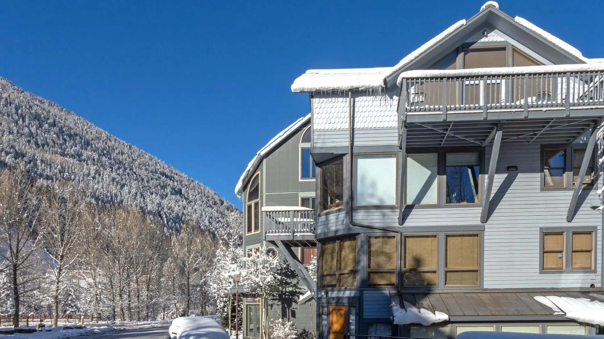 Three Bedroom Boasts Great Views Of The Area! *