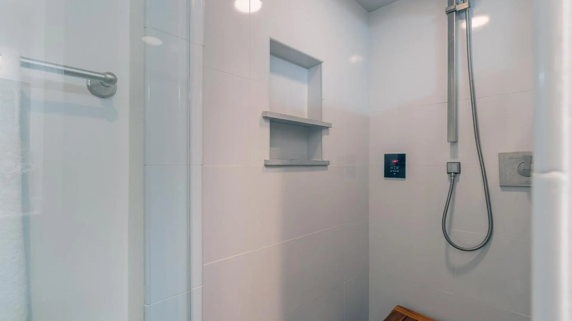 Newly Remodeled 2nd Floor Lulu Holiday home *