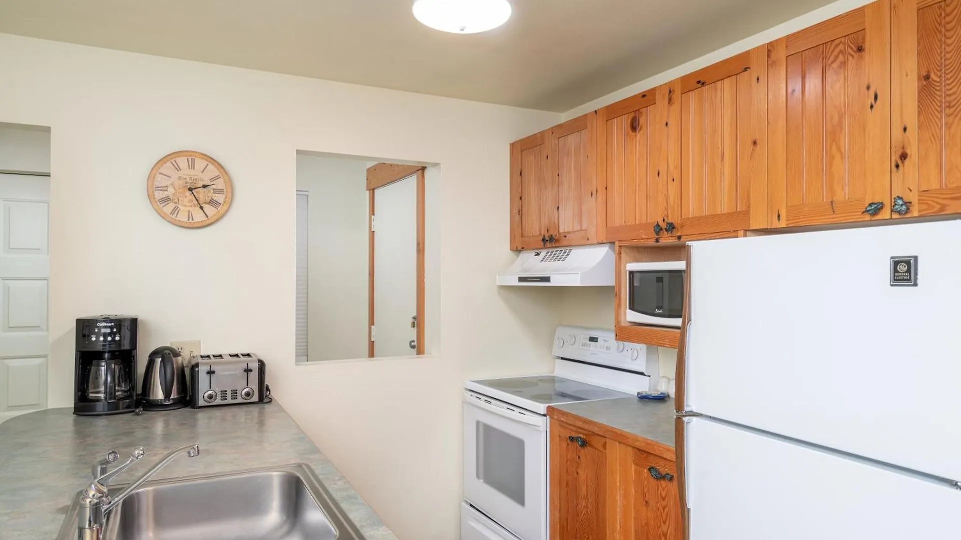 Cozy Two Bedroom In The Middle Of It All! *