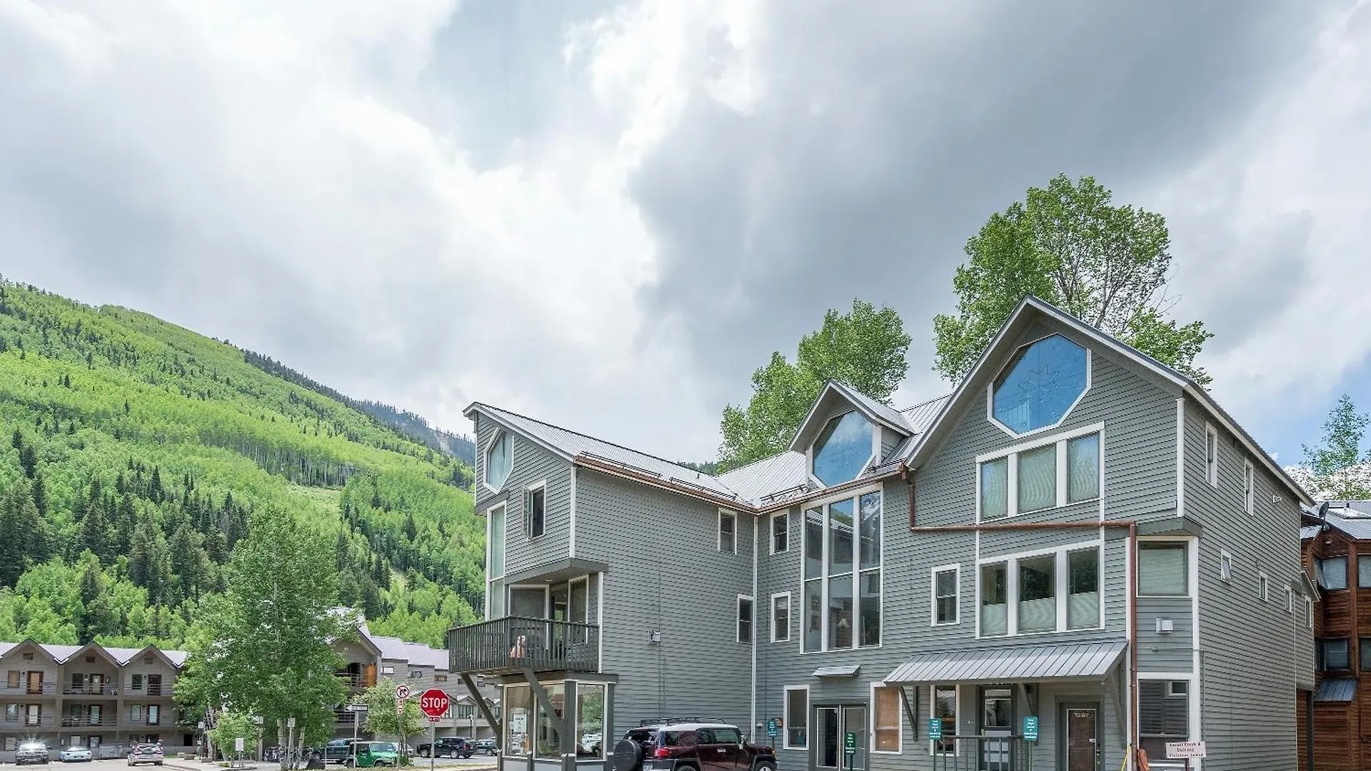 Classic Condo, Steps To Chair 7 And On Shuttle Route Holiday home