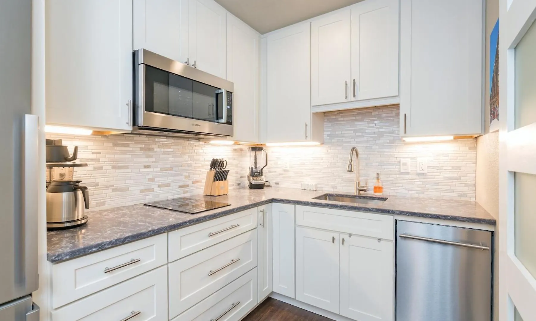 Walk To Ski, Stylish & Bright! Ground Floor, Hot Tub, Pool