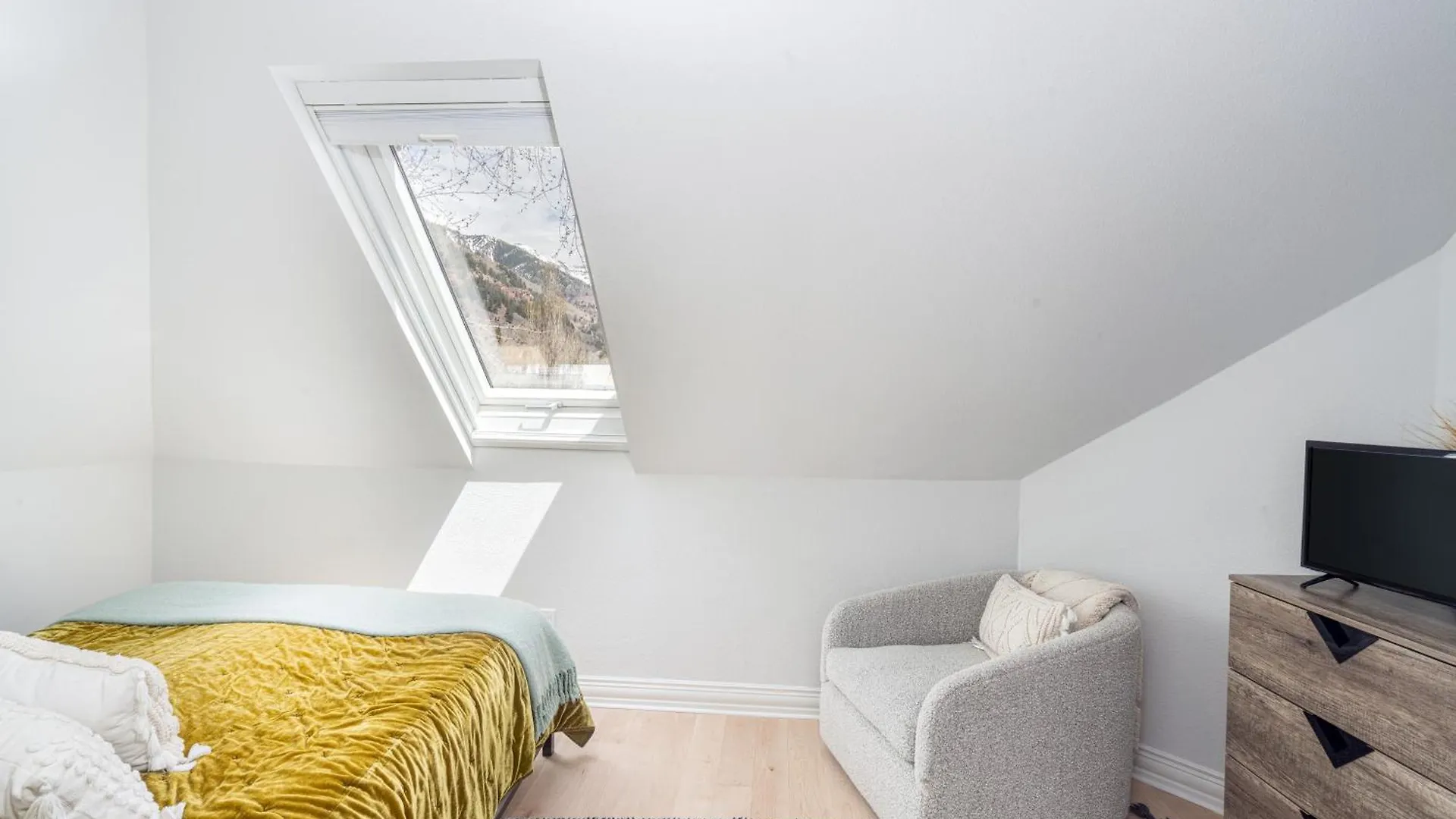 Tri-level Condo, Close To Coonskin Lift!