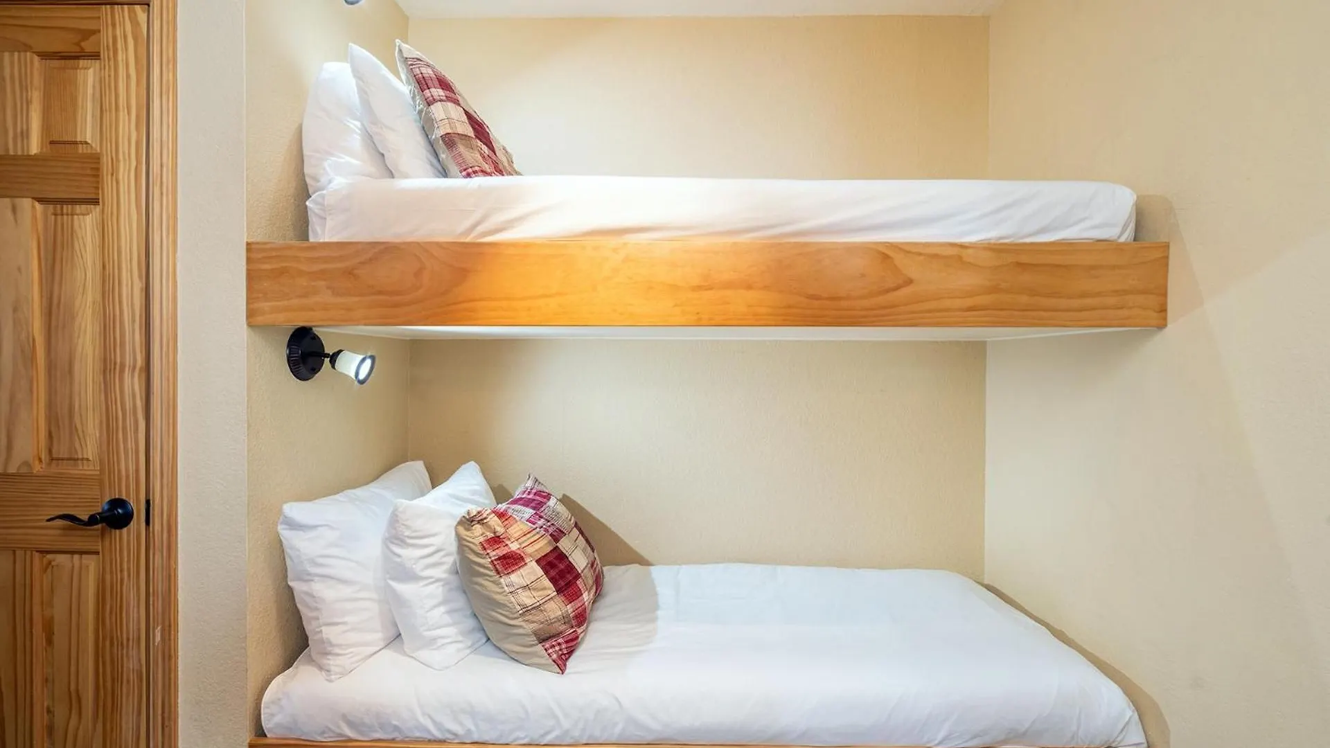 Riverfront, Blocks To - Mtn Views, Hot Tub At Viking 217 Apartment *