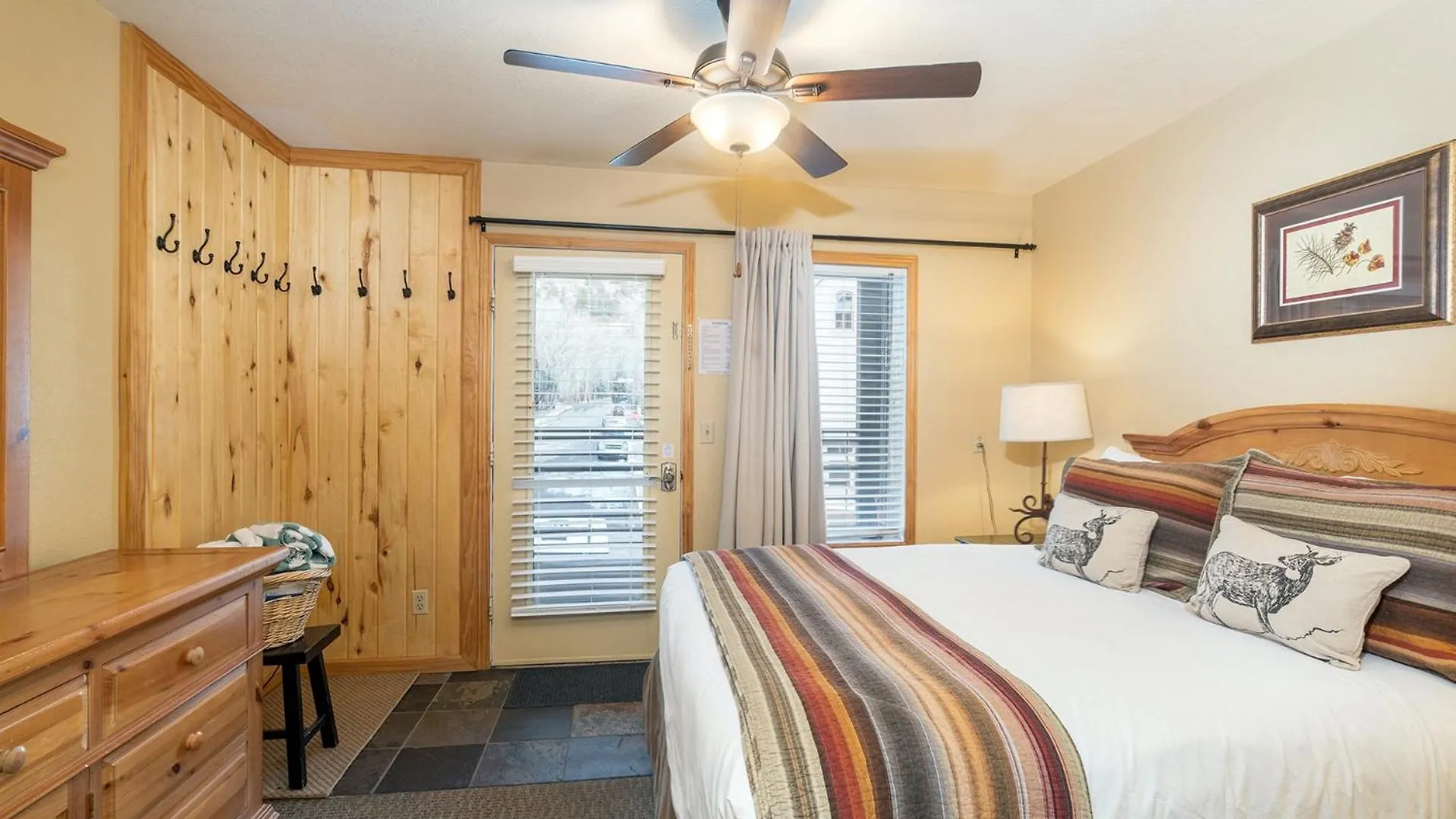 Riverfront, Blocks To - Mtn Views, Hot Tub At Viking 217 Apartment