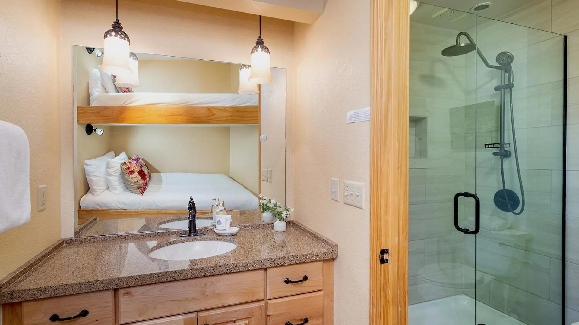 Riverfront, Blocks To - Mtn Views, Hot Tub At Viking 217