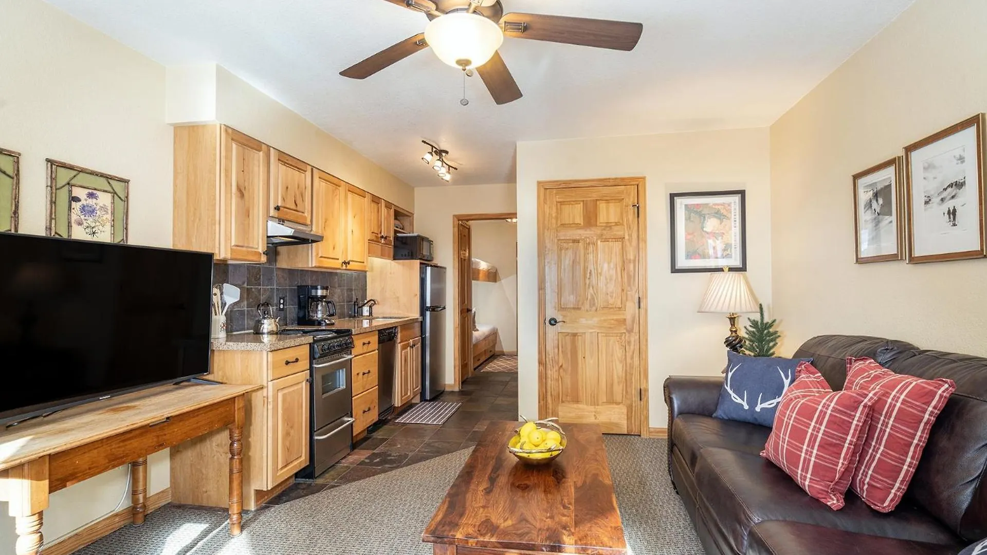 Riverfront, Blocks To - Mtn Views, Hot Tub At Viking 217 Apartment *