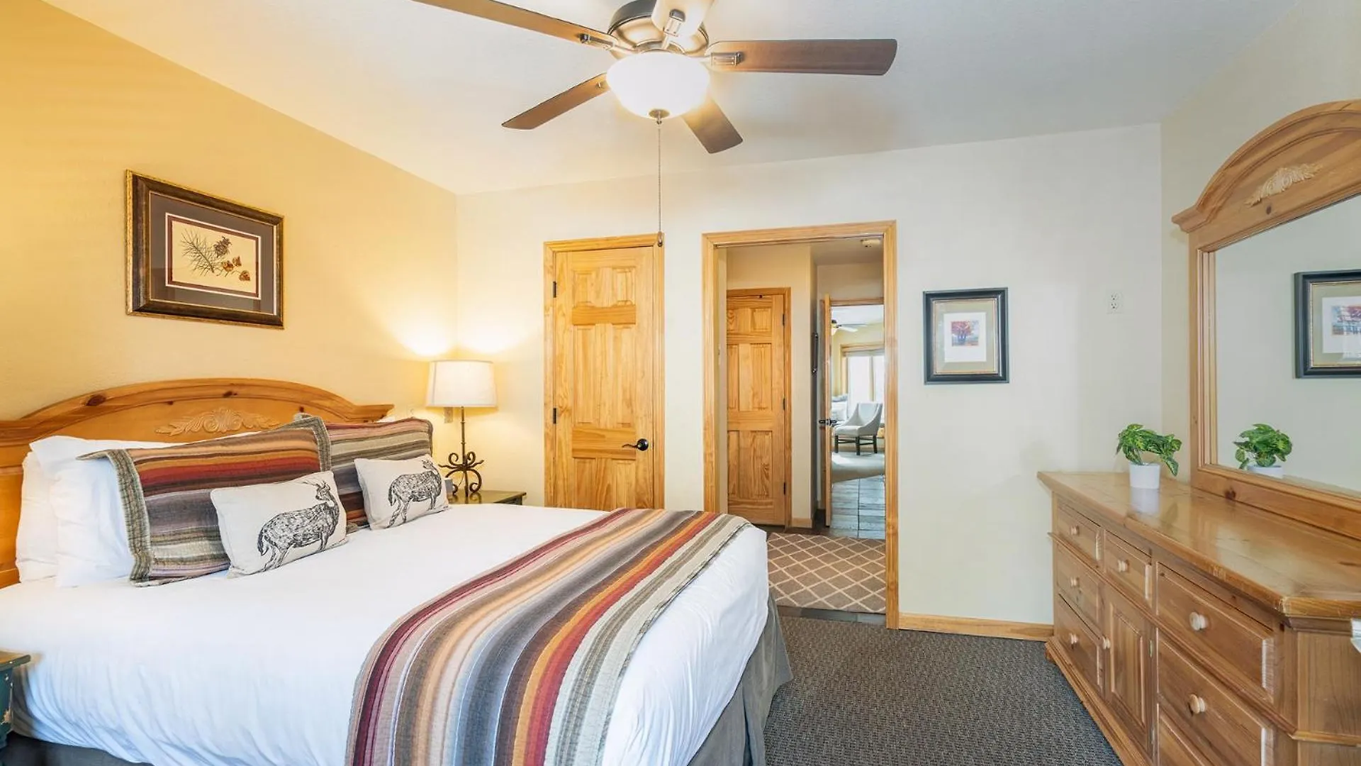 Riverfront, Blocks To - Mtn Views, Hot Tub At Viking 217 Apartment