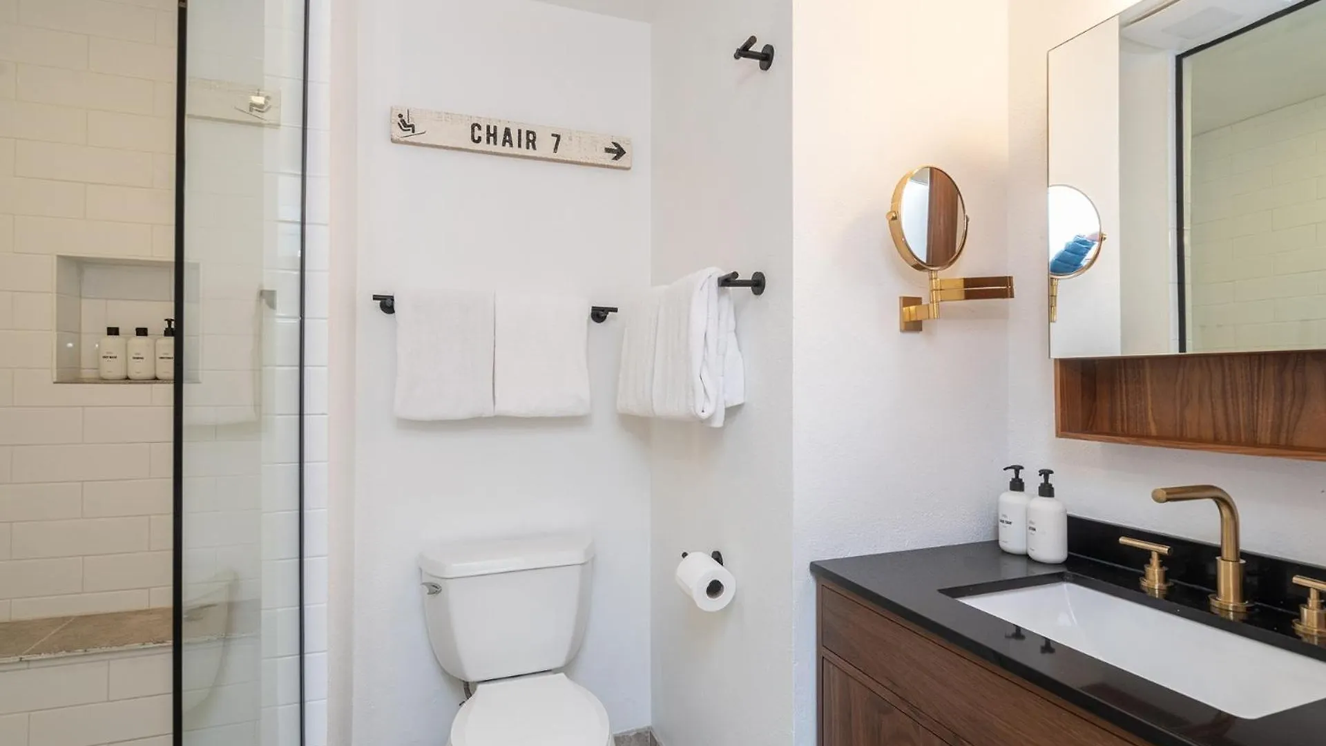 Chic Condo, Short Walk To Lift 7, Covered Parking *