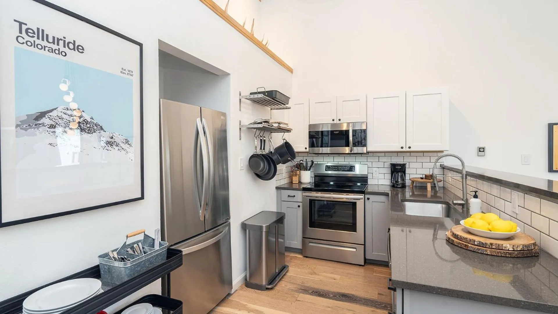 Chic Condo, Short Walk To Lift 7, Covered Parking Apartment *