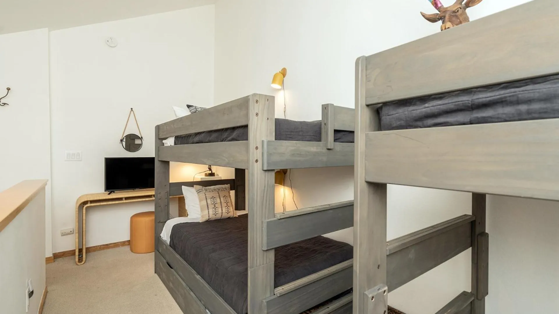 Apartment Chic Condo, Short Walk To Lift 7, Covered Parking
