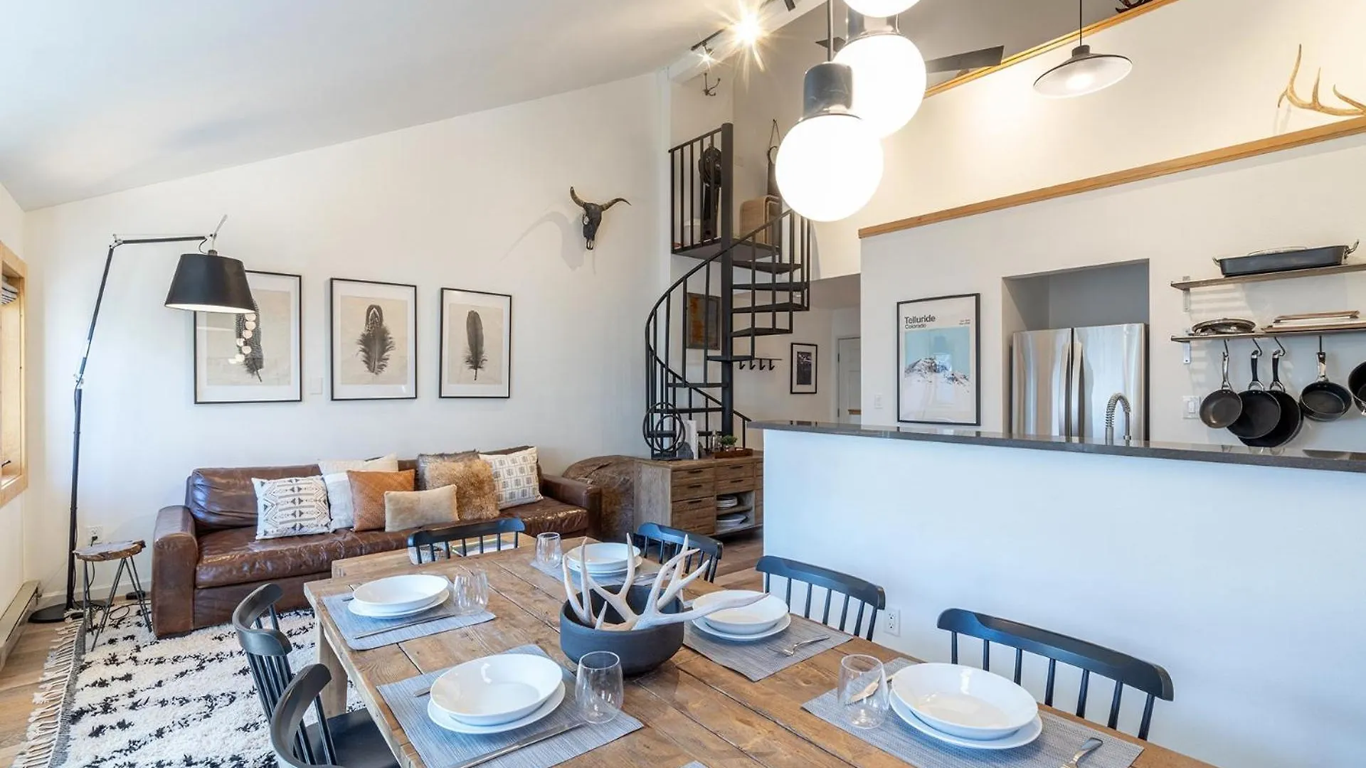 Chic Condo, Short Walk To Lift 7, Covered Parking Apartment