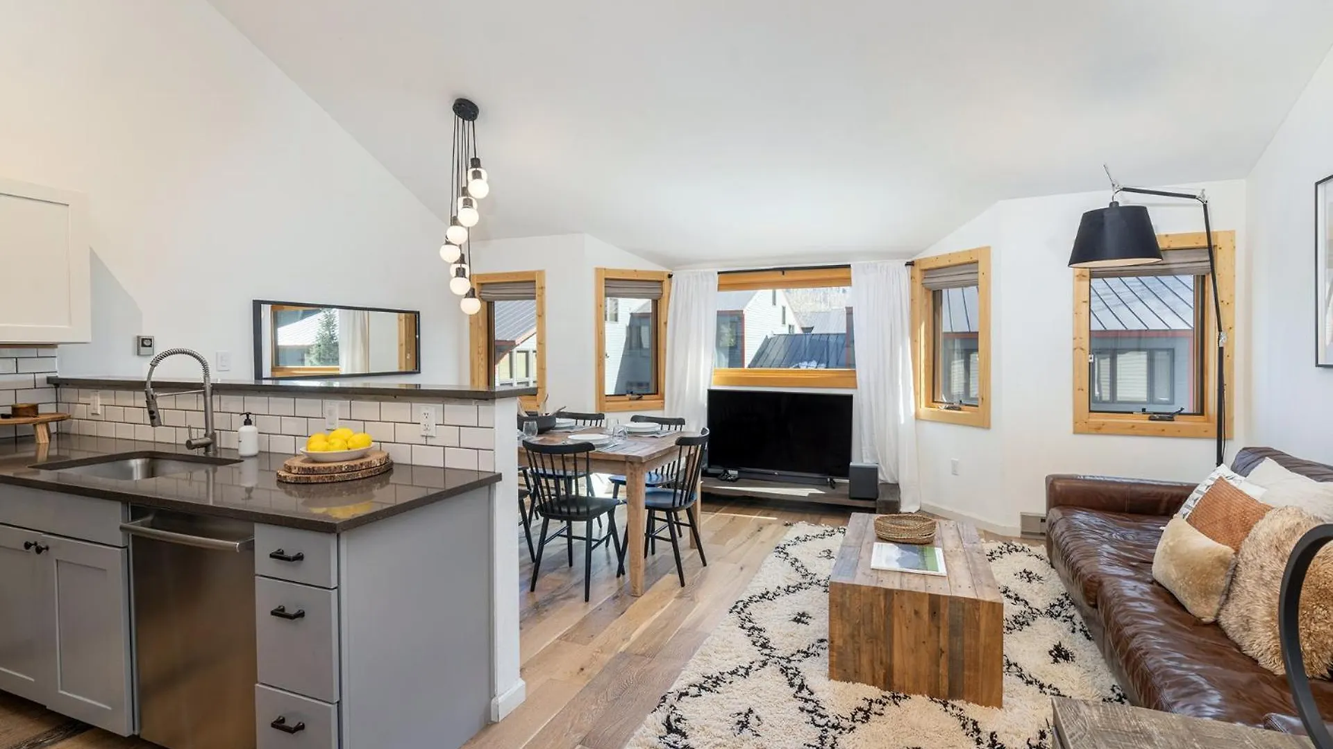 Apartment Chic Condo, Short Walk To Lift 7, Covered Parking *