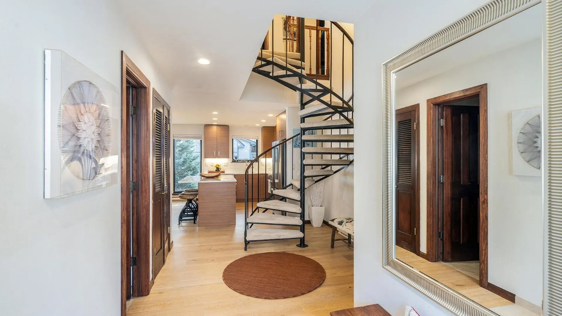 Big & Bright Hidden Gem With Garage, Hot Tub, Lux Kitchen Apartmán *